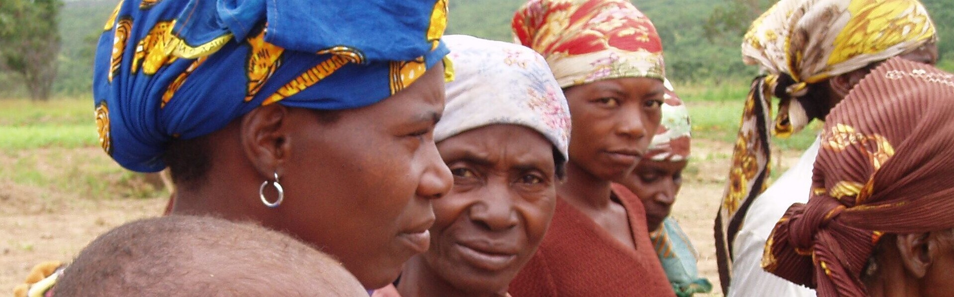 Frauen in Angola werden über die Gefahr von Landminen aufgeklärt