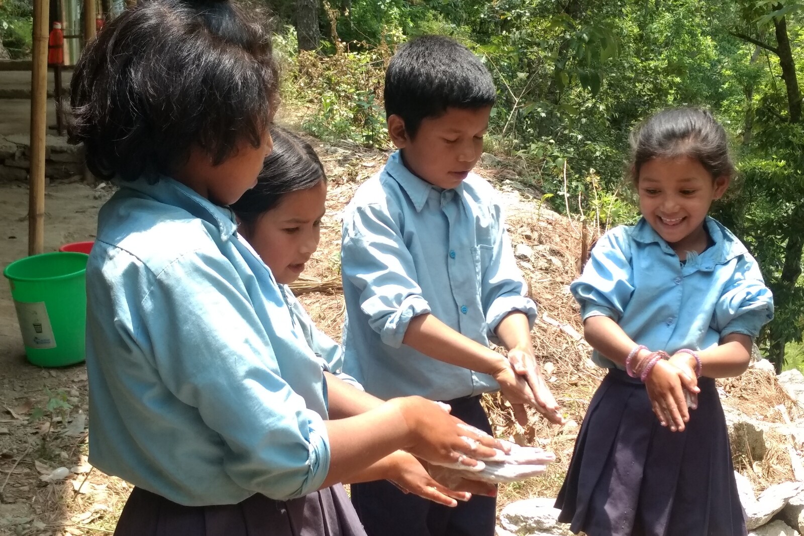 Mädchen und Jungen in Nepal seifen sich die Hände ein