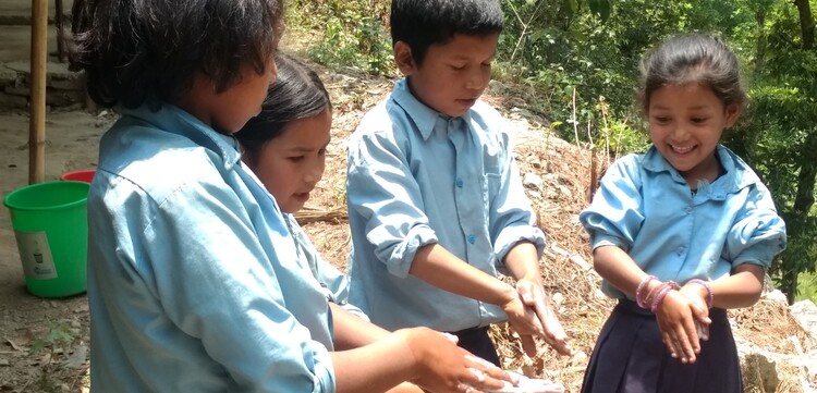 Mädchen und Jungen in Nepal seifen sich die Hände ein