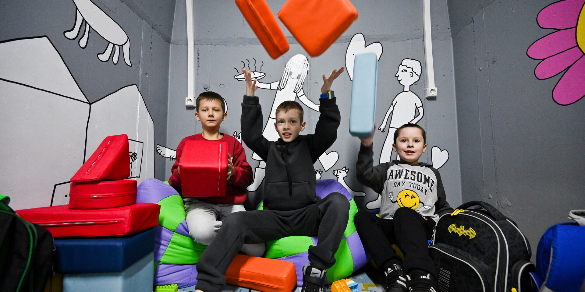 Kinder spielen im neu errichteten Schutzraum unterhalb der ukrainischen Korolivskyi-Schule