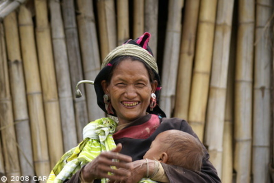Zykon Myanmar: Frau mit Kind, ein Jahr vor dem Zyklon