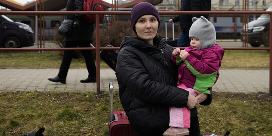 Frauen und Kinder sind auf der Flucht