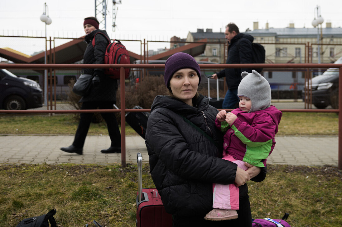 Frauen und Kinder sind auf der Flucht