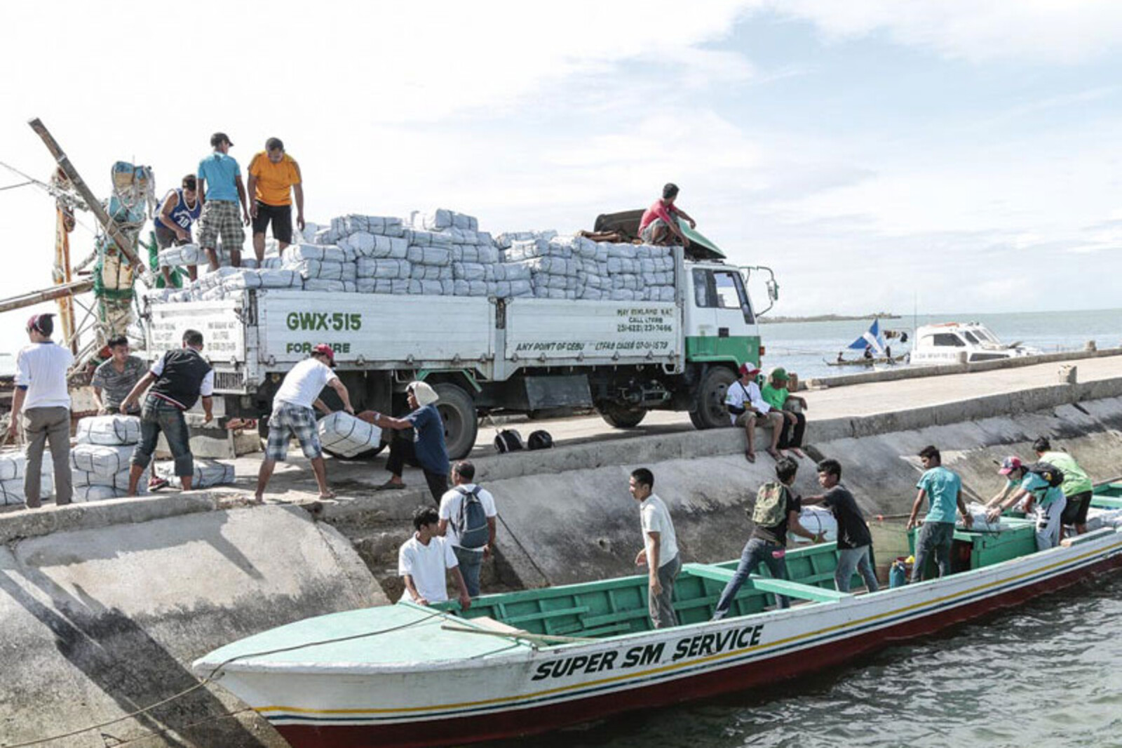 Mit einem kleinen Boot werden Hilfsgüter in entlegene Gebiete gebracht
