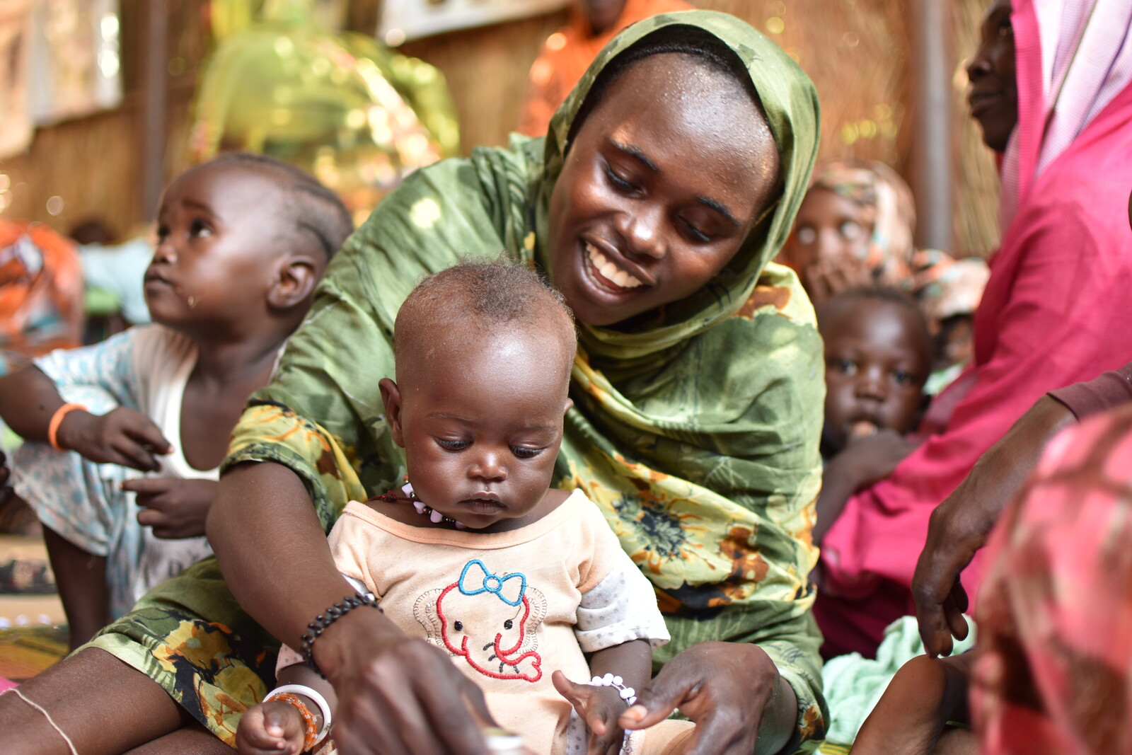 Eine junge Mutter mit ihrer Tochter im Sudan