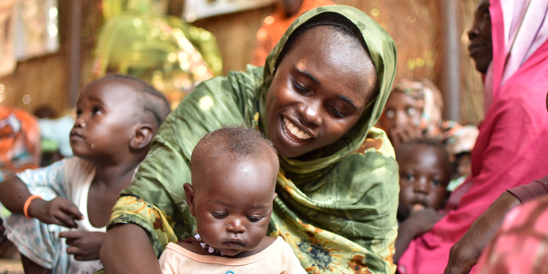 Eine junge Mutter mit ihrer Tochter im Sudan Eine junge Mutter mit ihrer Tochter im Sudan