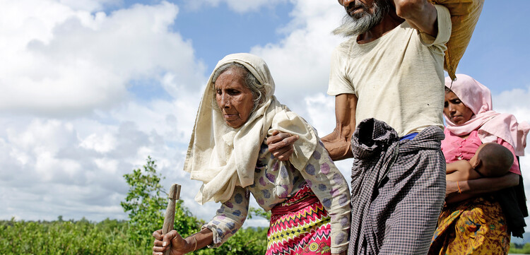 Zwei alte Menschen der Rohingya auf der Flucht in Bangladesch