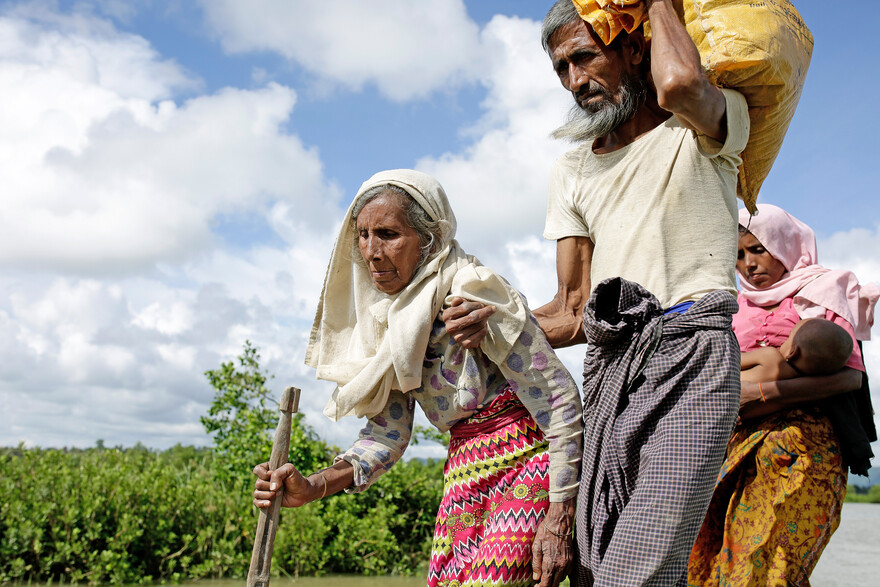 Zwei alte Menschen der Rohingya auf der Flucht in Bangladesch Zwei alte Menschen der Rohingya auf der Flucht in Bangladesch
