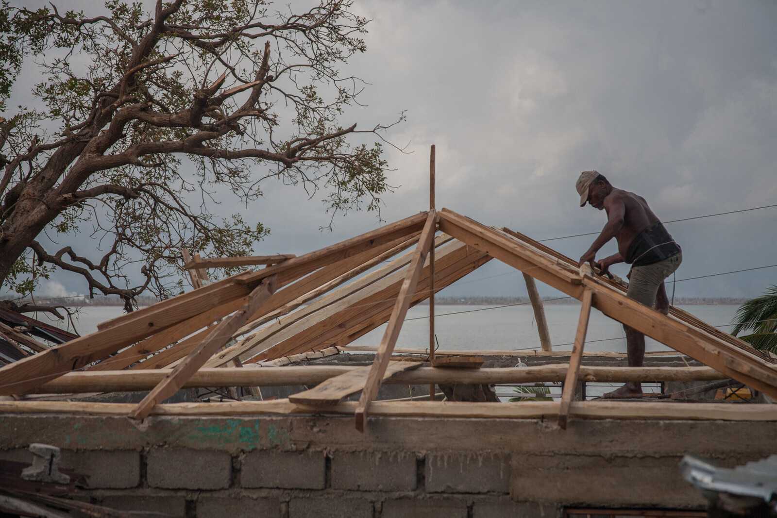 Der Wiederaufbau von zerstörten Häusern ist besonders wichtig. Gebäude werden so rekonstruiert, dass sie Erdbeben und Stürmen problemlos standhalten können.