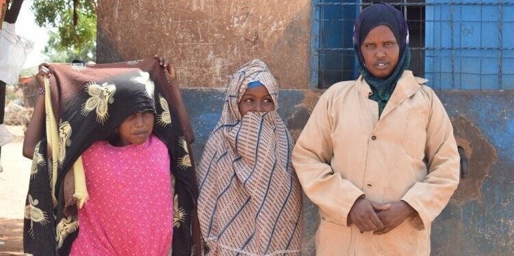 Die Somalierin Mohamed Bule Salado engagiert sich mit anderen Frauen im Sanitär-Trupp im Bulo-Ajuran-Camp Die Somalierin Mohamed Bule Salado engagiert sich mit anderen Frauen im Sanitär-Trupp im Bulo-Ajuran-Camp