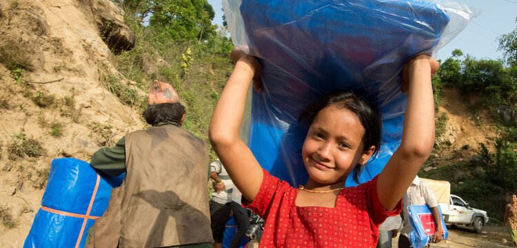 Ein Mädchen, das nach dem Erdbeben in Nepal Hilfsgüter bekommen hat. Ein Mädchen, das nach dem Erdbeben in Nepal Hilfsgüter bekommen hat.