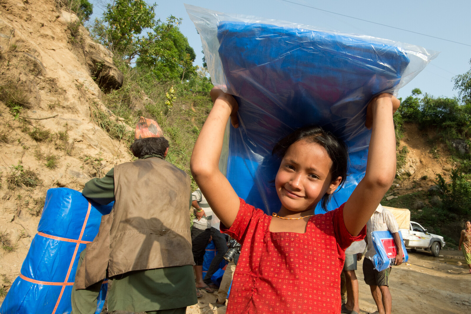 Ein Mädchen, das nach dem Erdbeben in Nepal Hilfsgüter bekommen hat.