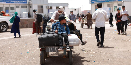 Ein Mann und zwei Kinder auf der Flucht an der iranisch-afghanischen Grenze