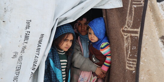 Drei Kinder in einem Zeltlager in Syrien