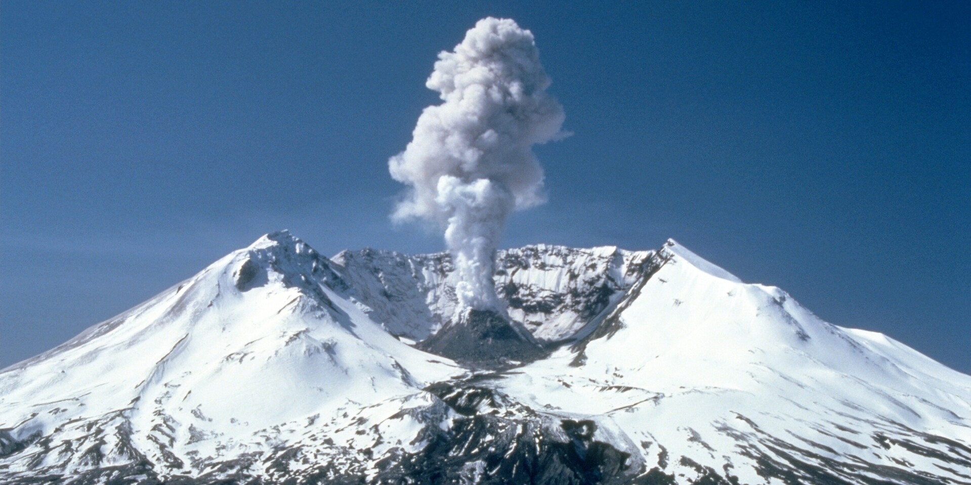 Der Vulkan Mount St. Helens in den USA spuckt Asche
