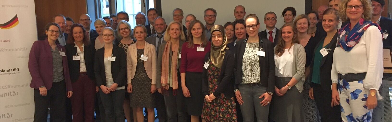 Die Teilnehmer des Netzwerktreffen "Gesundheit und Humanitäre Hilfe" stellen sich für ein Gruppenfoto auf.
