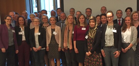 Die Teilnehmer des Netzwerktreffen "Gesundheit und Humanitäre Hilfe" stellen sich für ein Gruppenfoto auf.