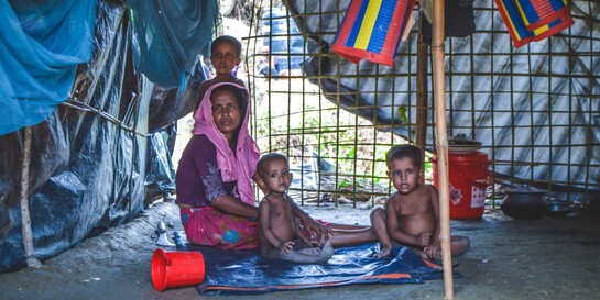 Eine Rohingya-Familie in einer Flüchtlingsunterkunft in Bangladesch