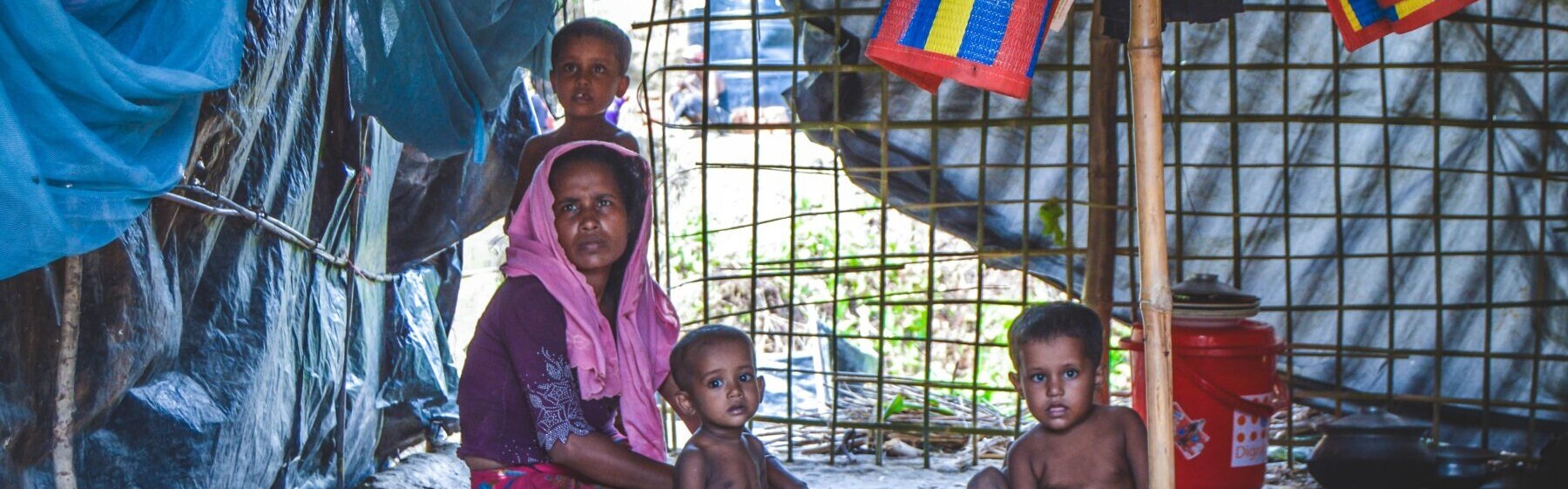 Eine Rohingya-Familie in einer Flüchtlingsunterkunft in Bangladesch