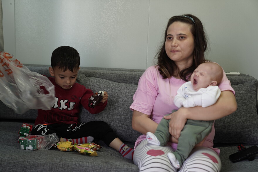 Sibel Umut Kint und ihre Kinder in einer Notunterkunft im Erdbebengebiet Türkei/Syrien Sibel Umut Kint und ihre Kinder in einer Notunterkunft im Erdbebengebiet Türkei/Syrien