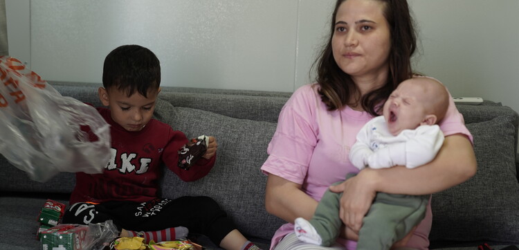 Sibel Umut Kint und ihre Kinder in einer Notunterkunft im Erdbebengebiet Türkei/Syrien Sibel Umut Kint und ihre Kinder in einer Notunterkunft im Erdbebengebiet Türkei/Syrien