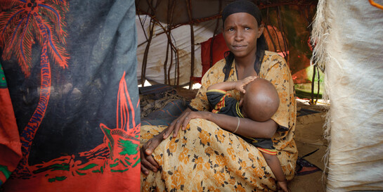 Eine Frau mit Baby in einem Flüchtlingslager in Kenia (Archivbild)