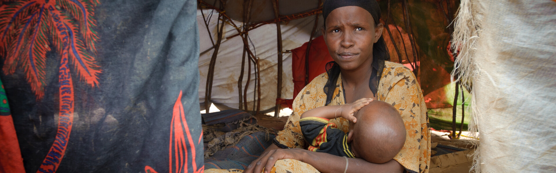 Eine Frau mit Baby in einem Flüchtlingslager in Kenia (Archivbild)