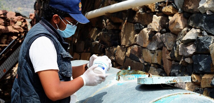 Ein Helfer unserer Bündnisorganisation CARE sorgt für sauberes Wasser.