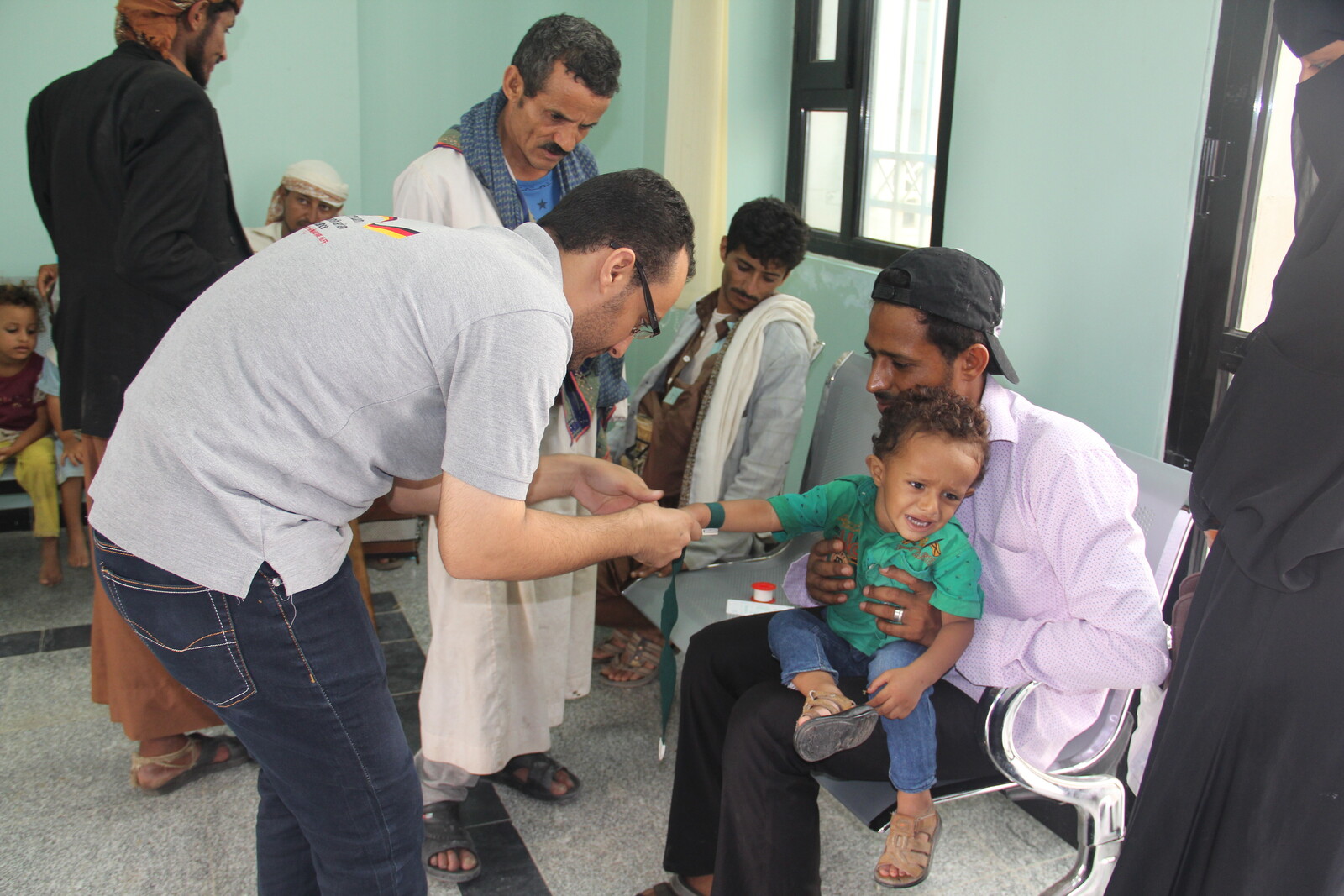 Ein Kind erhält medizinische Hilfe im Jemen