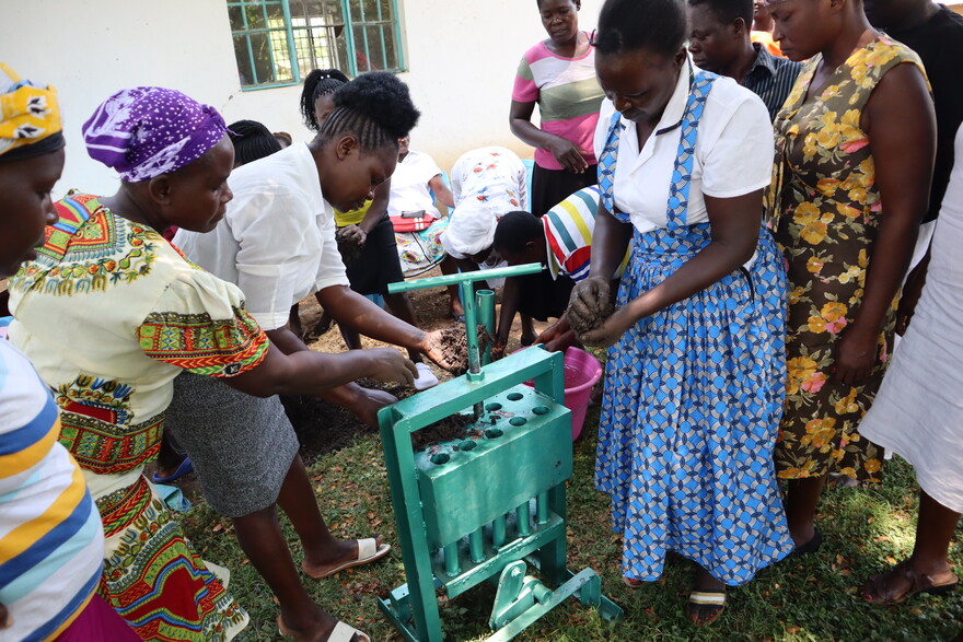 Menschen bei Schulung von Habitat for Humanity in Ostafrika
