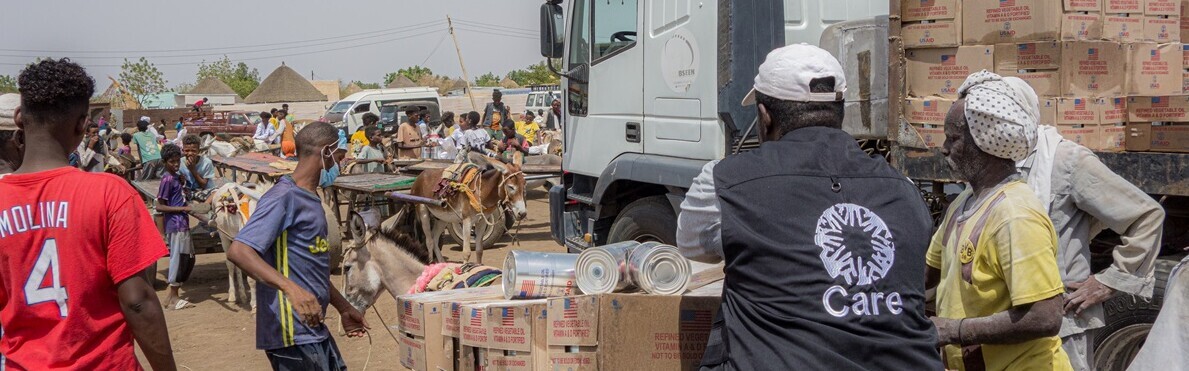 Mitarbeiter von CARE bei Hilfsgüter-Verteilung im Sudan