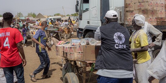 Mitarbeiter von CARE bei Hilfsgüter-Verteilung im Sudan