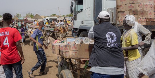Mitarbeiter von der Organisation CARE verteilen Hilfsgüter im Sudan Mitarbeiter von der Organisation CARE verteilen Hilfsgüter im Sudan