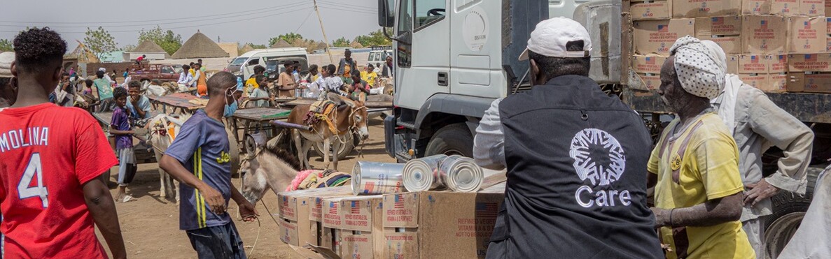 Mitarbeiter von der Organisation CARE verteilen Hilfsgüter im Sudan Mitarbeiter von der Organisation CARE verteilen Hilfsgüter im Sudan