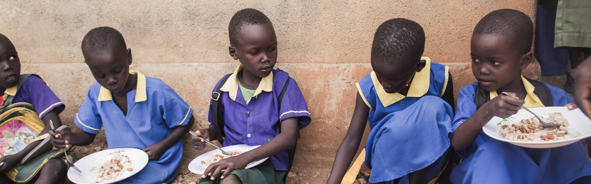 Kinder im Südsudan erhalten in der Schule eine Mahlzeit.