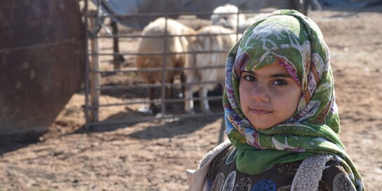 Ein Mädchen aus Syrien blickt in die Kamera