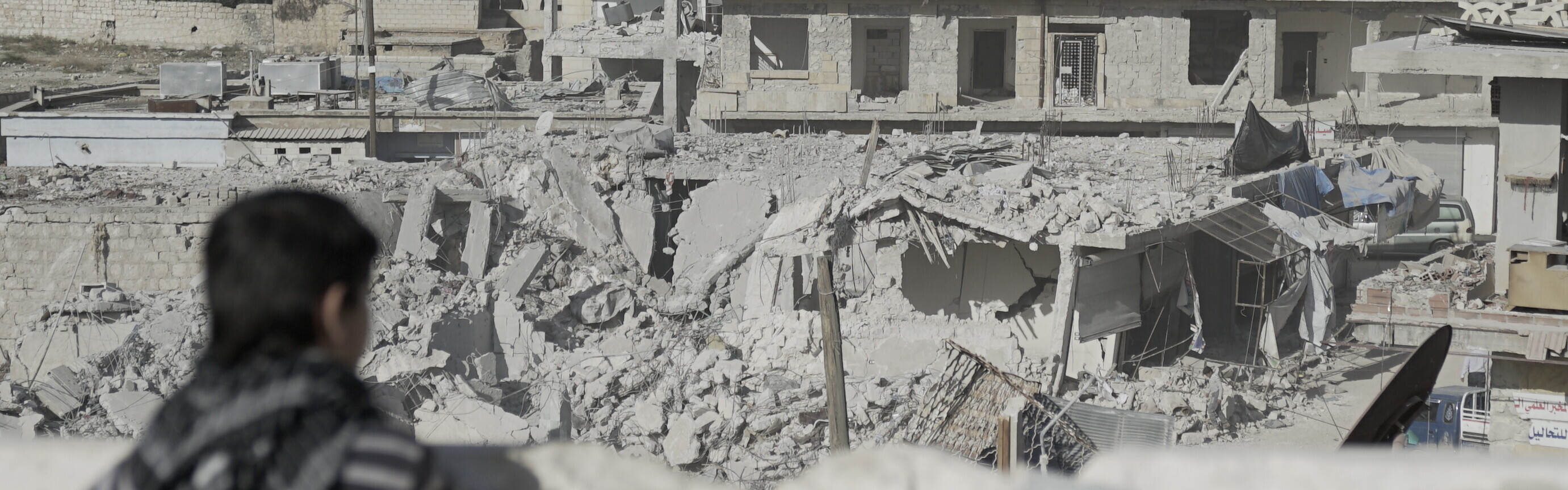Ein Kind blickt auf zerstörte Häuser: Durch den Bürgerkrieg sind in Syrien weite Landesteile verwüstet 