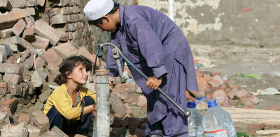 Flut Pakistan: 2 Kinder holen Wasser an einer alten Pumpe