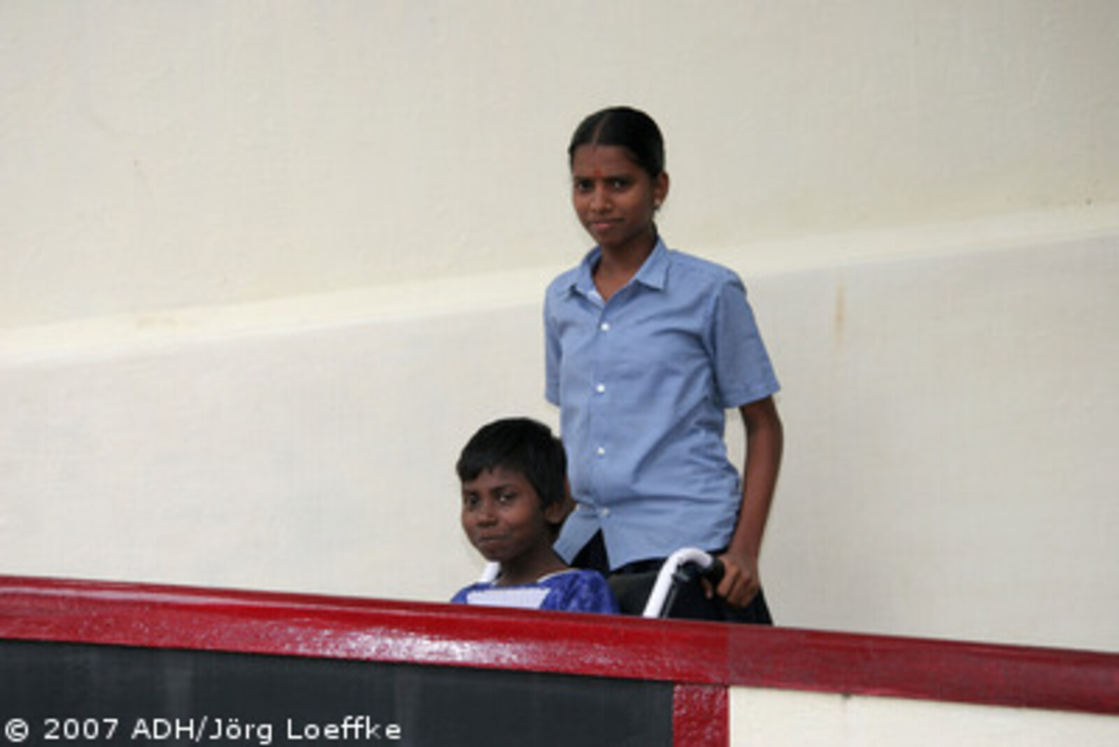 Tsunami-Hilfe Indien: Mädchen schiebt Rollstuhl