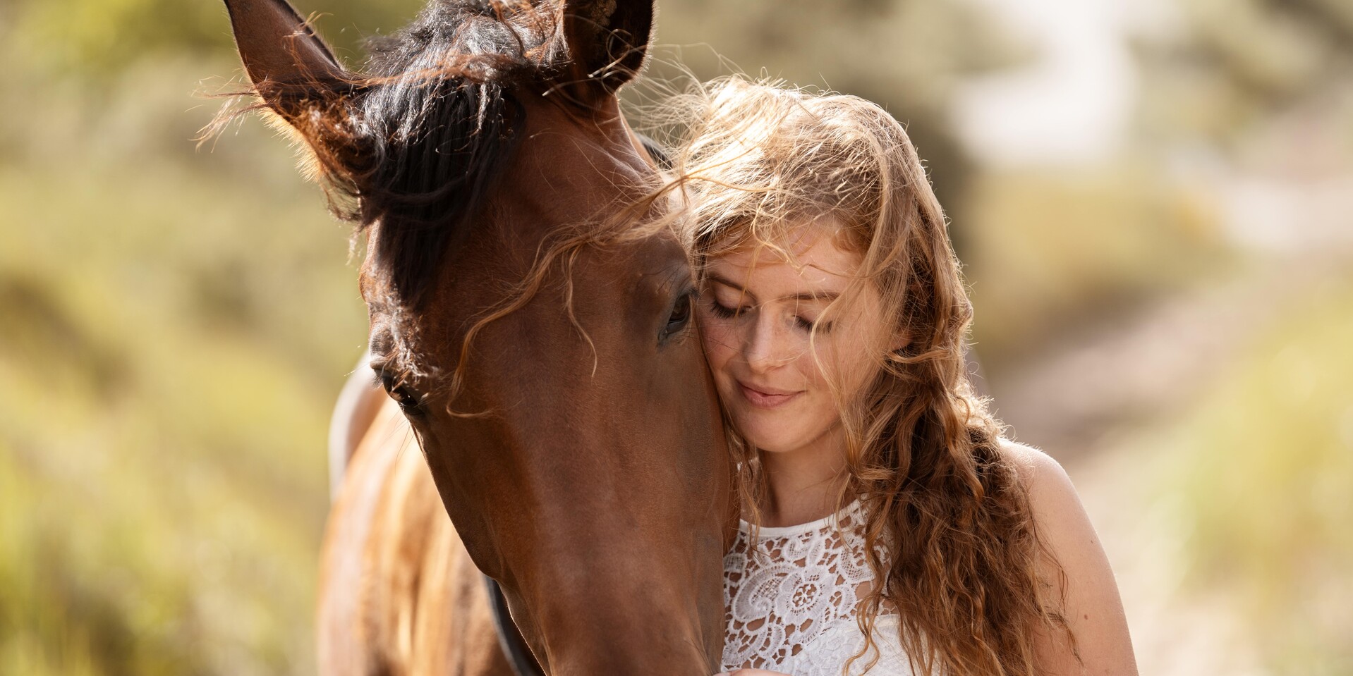 Eine Frau mit ihrem Pferd bei einem Fotoshooting