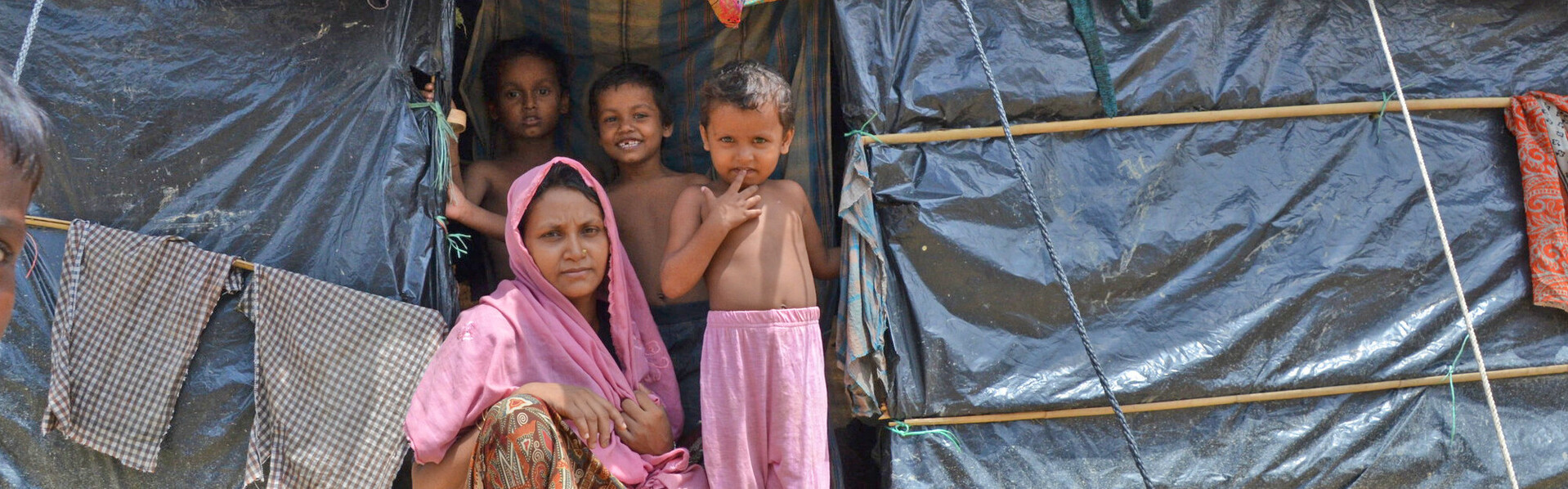 Frau und Kinder in einem Flüchtlingscamp für Rohingya in Bangladesch