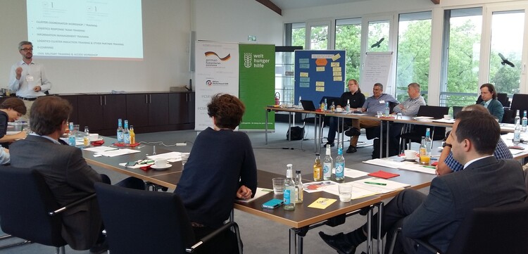 Stephen Cahill informierte über die koordinierende Rolle sowie Trainingsangebote des Global Logistics Cluster. Stephen Cahill informierte über die koordinierende Rolle sowie Trainingsangebote des Global Logistics Cluster.