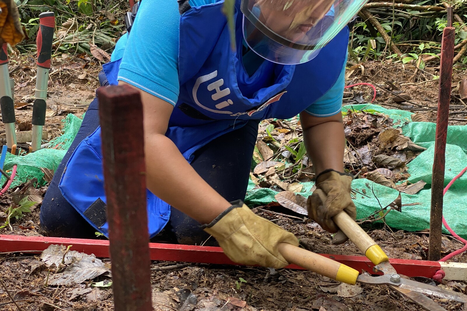 Entminerin von Handicap International in Kolumbien bei der Arbeit