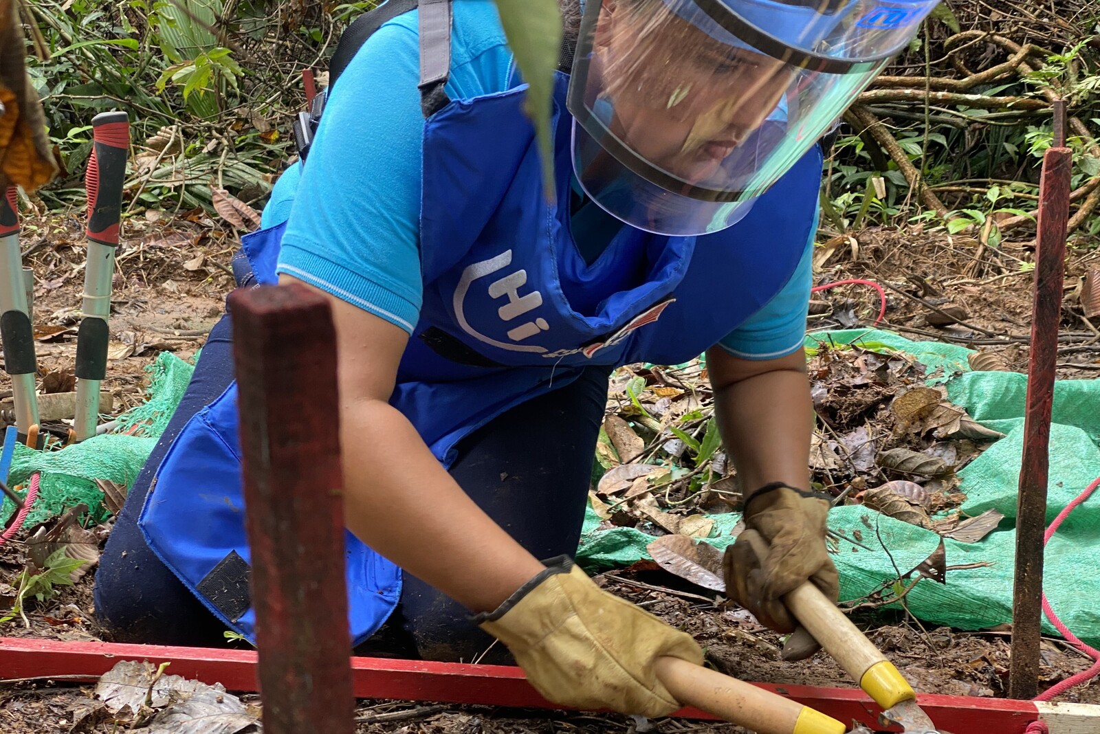 Entminerin von Handicap International in Kolumbien bei der Arbeit