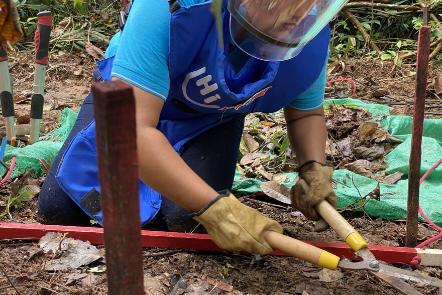 Entminerin von Handicap International in Kolumbien bei der Arbeit Entminerin von Handicap International in Kolumbien bei der Arbeit