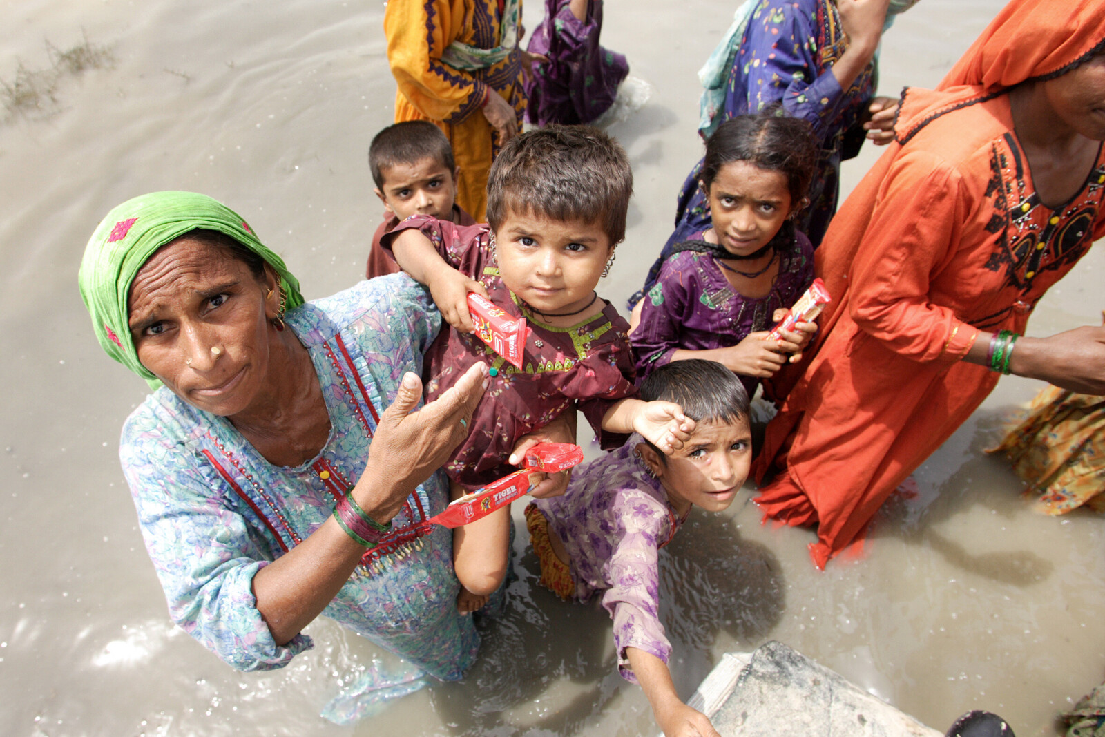 Menschen in Pakistan nehmen Hilfsgüter entgegen