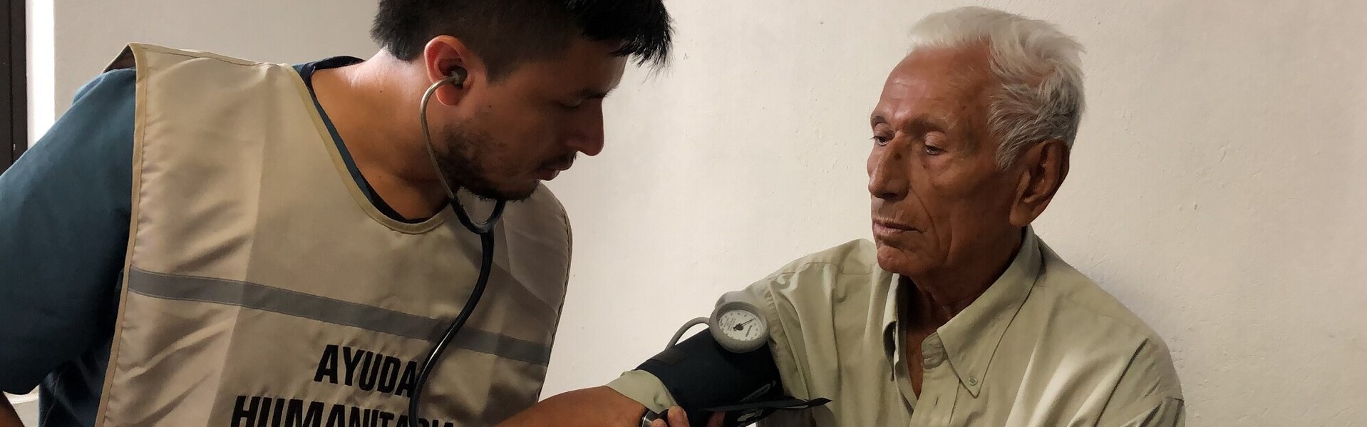 Ein Mitarbeiter der Johanniter kümmert sich um einen älteren Patienten (Archivbild)