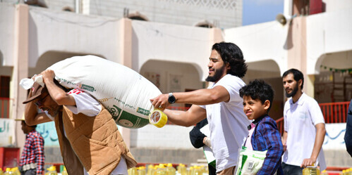 Men in Yemen load relief supplies