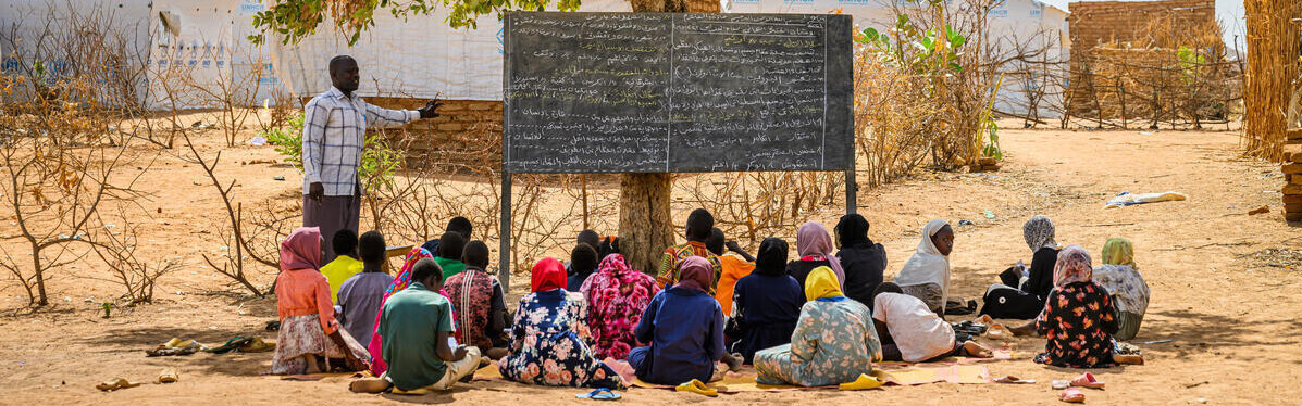 Geflüchtete Kinder aus dem Sudan werden unter freiem Himmel unterrichtet