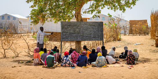 Geflüchtete Kinder aus dem Sudan werden unter freiem Himmel unterrichtet